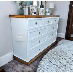 RUSTIC STYLE - COMODA MADERA 9 CAJONES BLANCA Y NOGAL CON TIRADOR DORADO