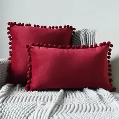 TODOHOGAR SANTIAGO DE CHILE - Cojín de terciopelo con pompones rojo 45x45