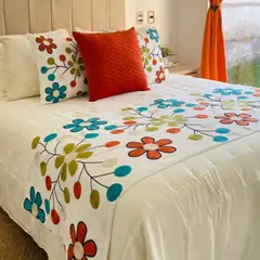 TODOHOGAR SANTIAGO DE CHILE - Set Piecera Bordada con 2 Fundas de cojines de 45x45 cm PAO3