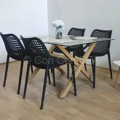 CORI CORI - Comedor Medlock Vidrio 140x90 + 4 Sillas Air Berlin Negro
