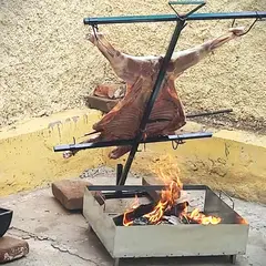 KAS - Asador Vertical con Fogón Cordero al Palo