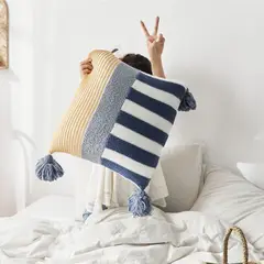 L LARENTIA - Funda Cojín 45x45 Rayas Pompones Larentia Cierre Invisible Azul