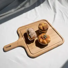 HOMESTAR - Tabla de Servir y Cortar Cuadrada de Bambú con Mango - 36x25 cm