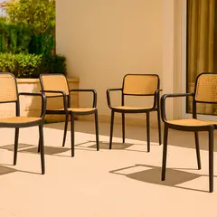 NOVAHUS - Set 4 Sillas Comedor y Terraza Plástica Cairo con Apoyabrazos Negra