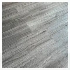 NOVAHUS - Piso SPC Gris Urbano Click 5+1 mm 18,2x122 cm 2,2 m2