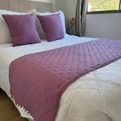 TODOHOGAR SANTIAGO DE CHILE - Set de piecera en algodon con pom- pom + 2 cojines - Lila