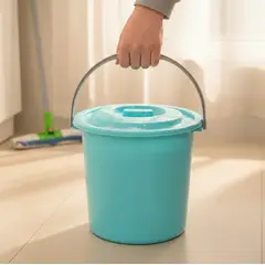 GENERICO - Balde plástico con tapa y asa 45L celeste