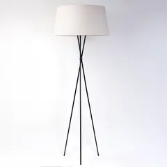 DISEÑO 3 - Lámpara Pie Tripode Negra