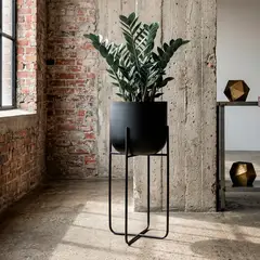 BASEMENT HOME - Macetero Pedesta de Metal Negro Decoración
