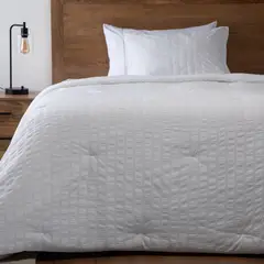 BASEMENT HOME - Cubrecama Liso Text Piano