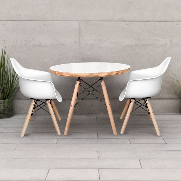 Set De Mesa Cubierta Blanca Y Dos Sillas Eames