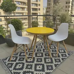 DE PIES A CABEZA - Set De Mesa Cubierta Amarilla Y Dos Sillas Eames