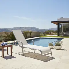 JUST HOME COLLECTION - Reposera Brooklyn Textileno Plata y Blanco